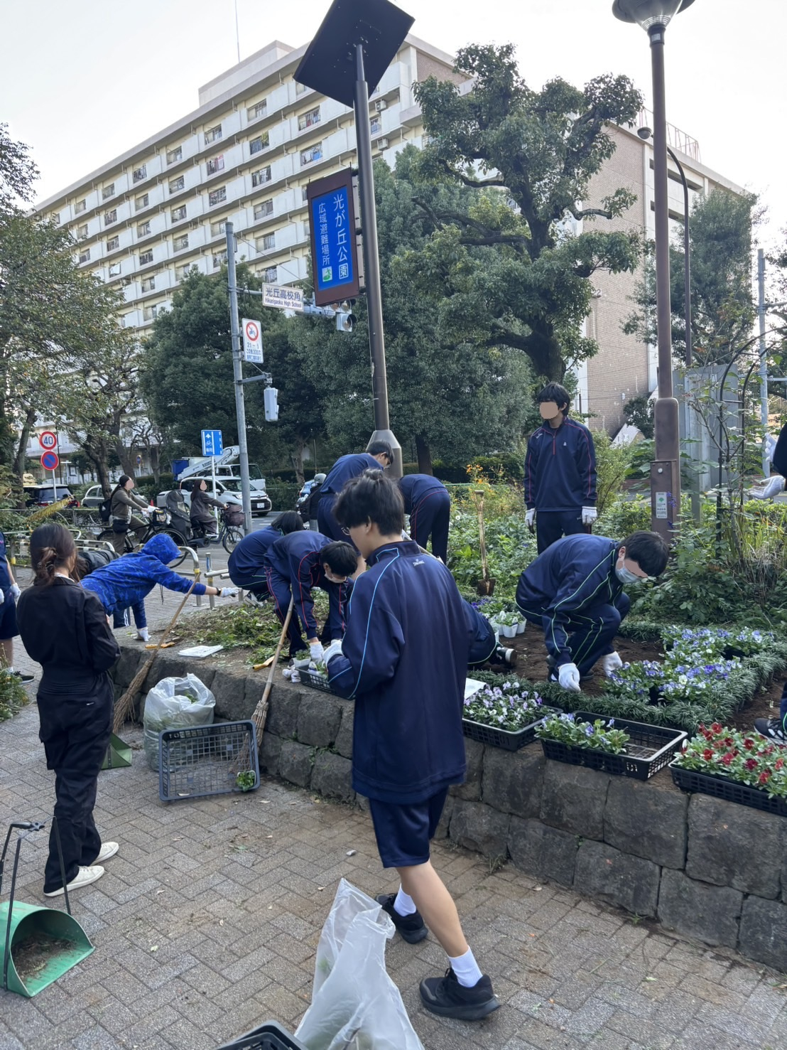 2025　花いっぱい活動　作業中２（HP用)